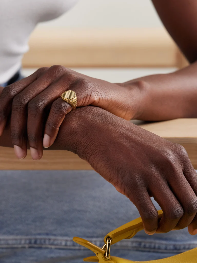Yvonne Léon Chevaliere Ovale Cannage 9-karat Gold Diamond Signet Ring