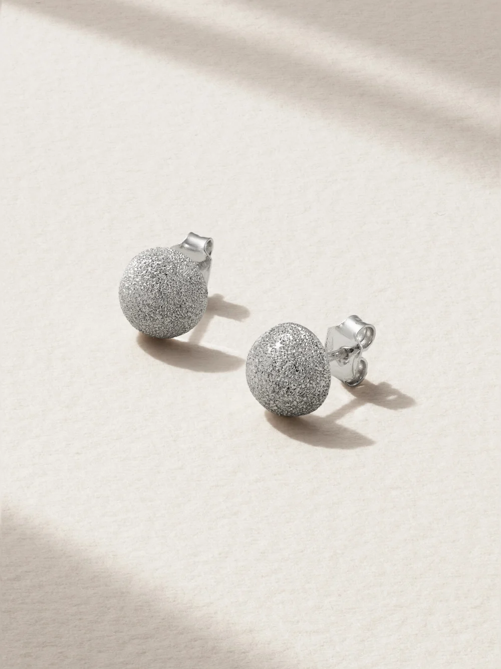 Carolina Bucci Florentine Finish Medium 18-karat White Gold Earrings in silver