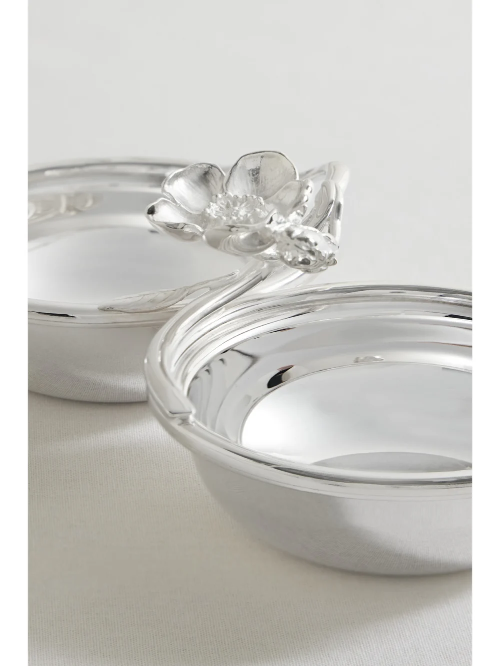 Close-up detail of the Christofle Anemone-belle Époque Silver-plated Serving Dish