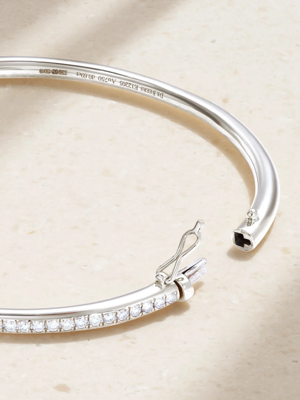 Close-up detail of the De Beers London Db Classic 18-karat White Gold Diamond Bangle