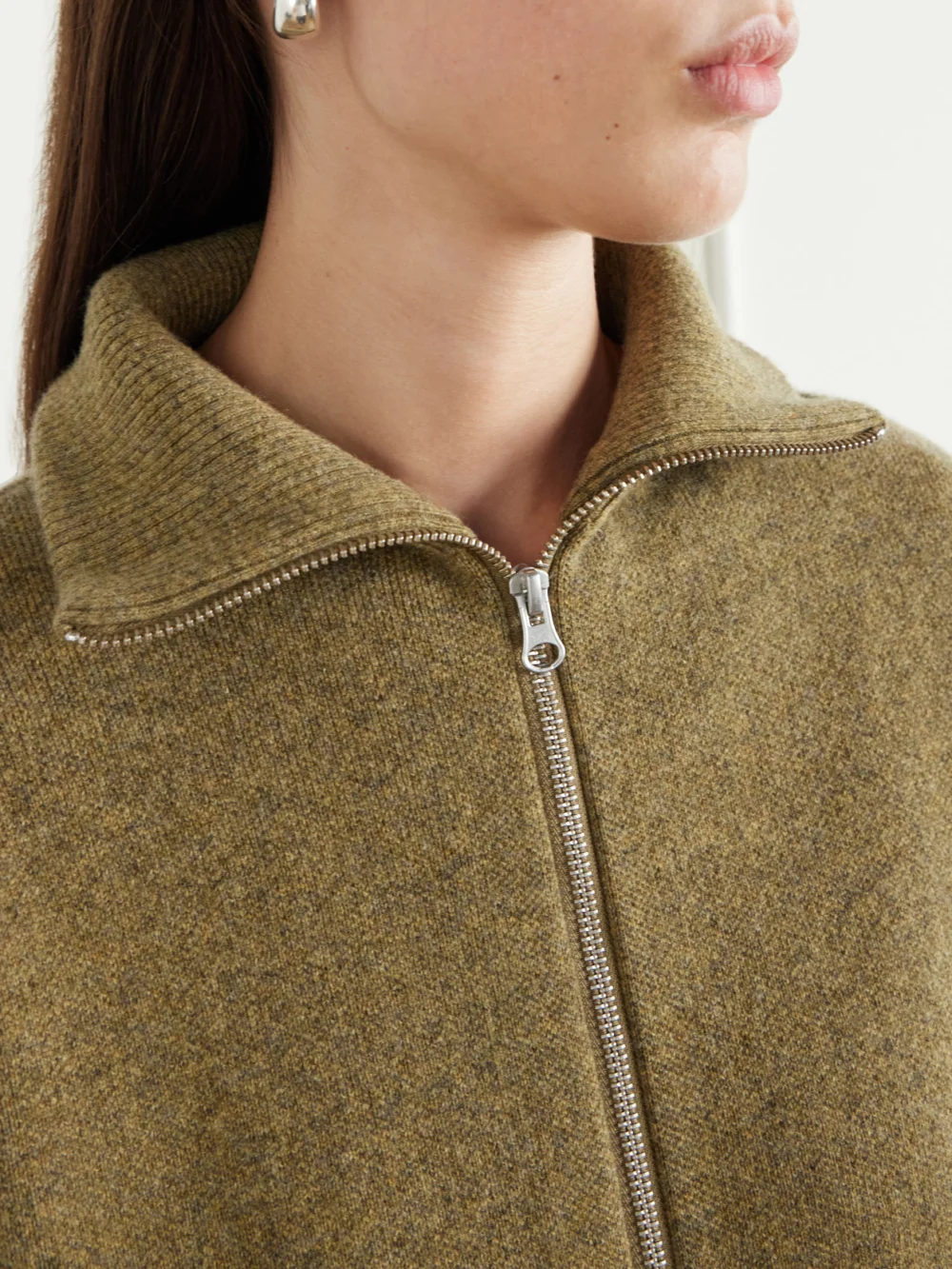 Close-up detail of the Extreme Cashmere Xtra Cute Cashmere Zipped-up Cardigan