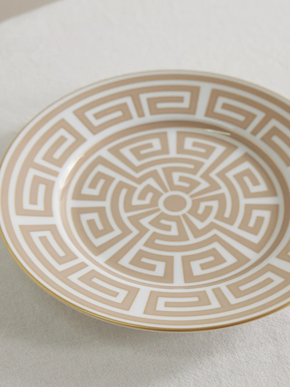 Close-up detail of the Ginori Labrinto Gold-plated Porcelain Dessert Plate