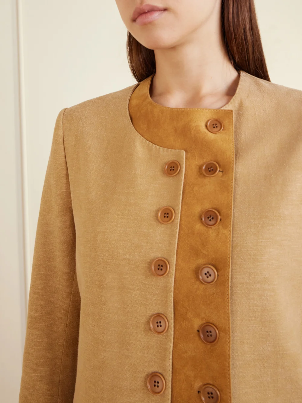 Close-up detail of the Giuliva Heritage Lara Linen-blend Blazer