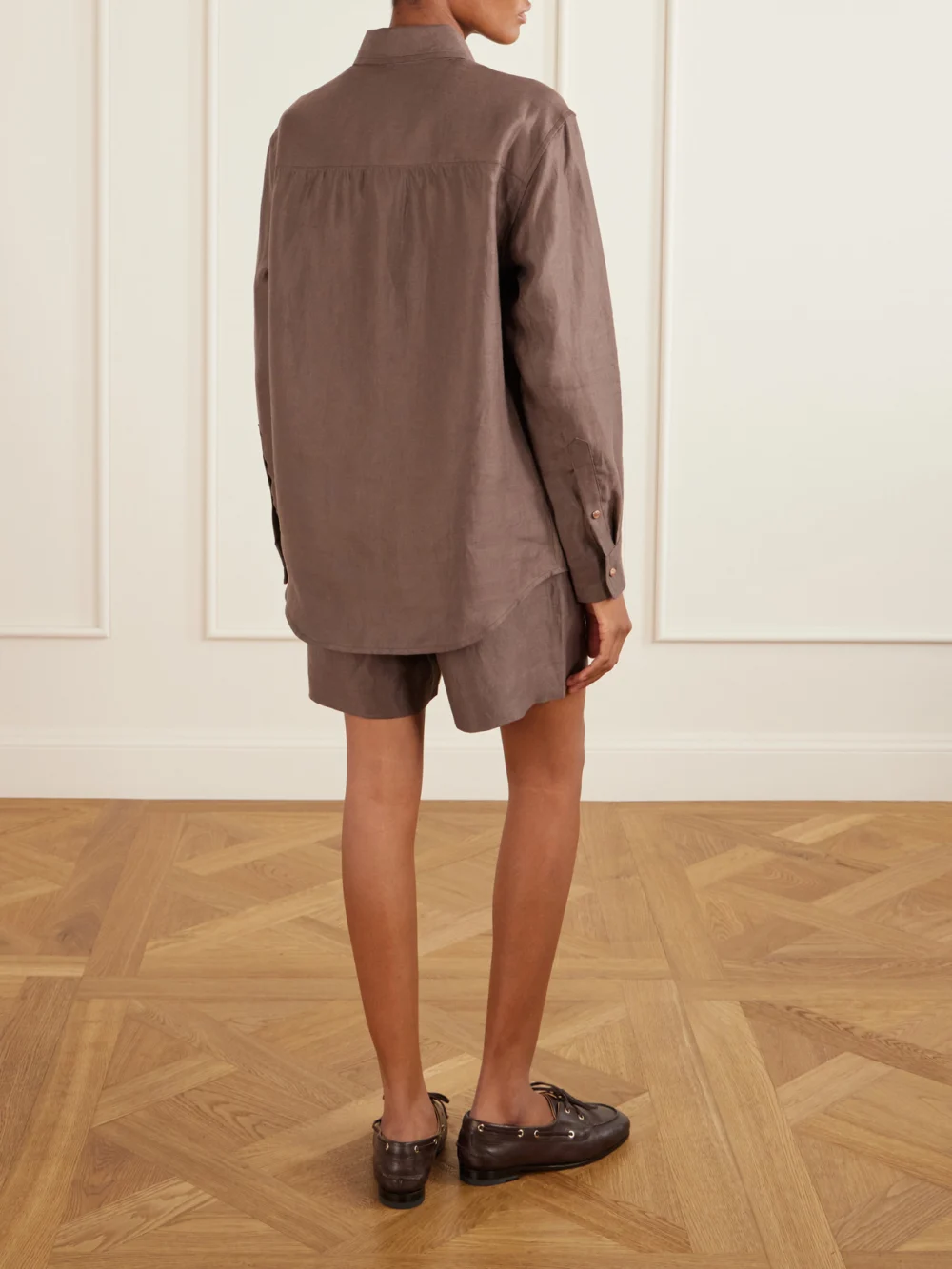 Back view of the God’s True Cashmere Cocoa Linen Shirt