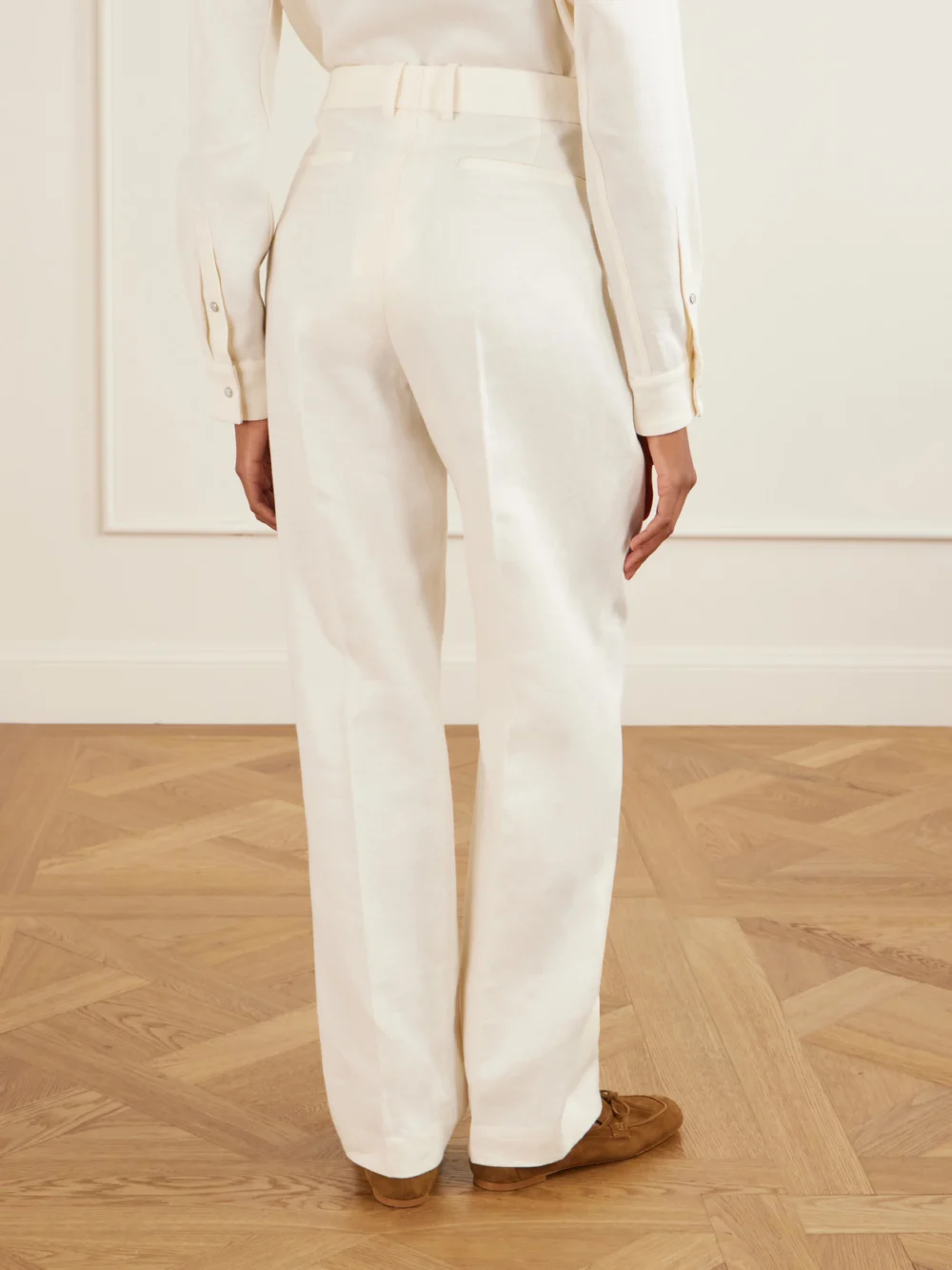 Back view of the God’s True Cashmere Solid Linen Straight-leg Pants