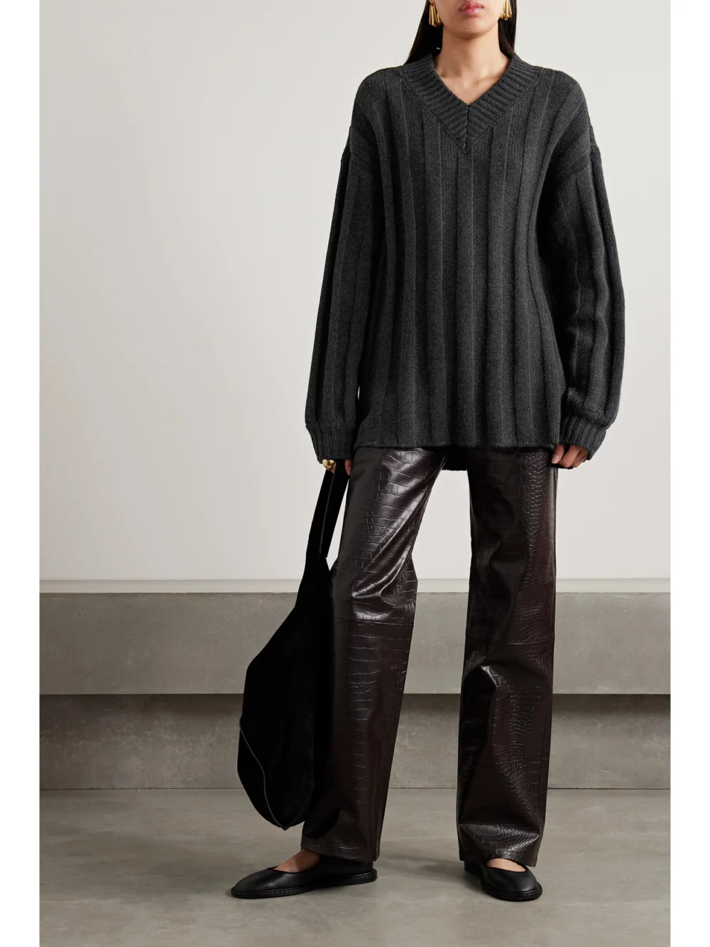 Interior The Drew Oversized Ribbed Cashmere Sweater, worn by a model
