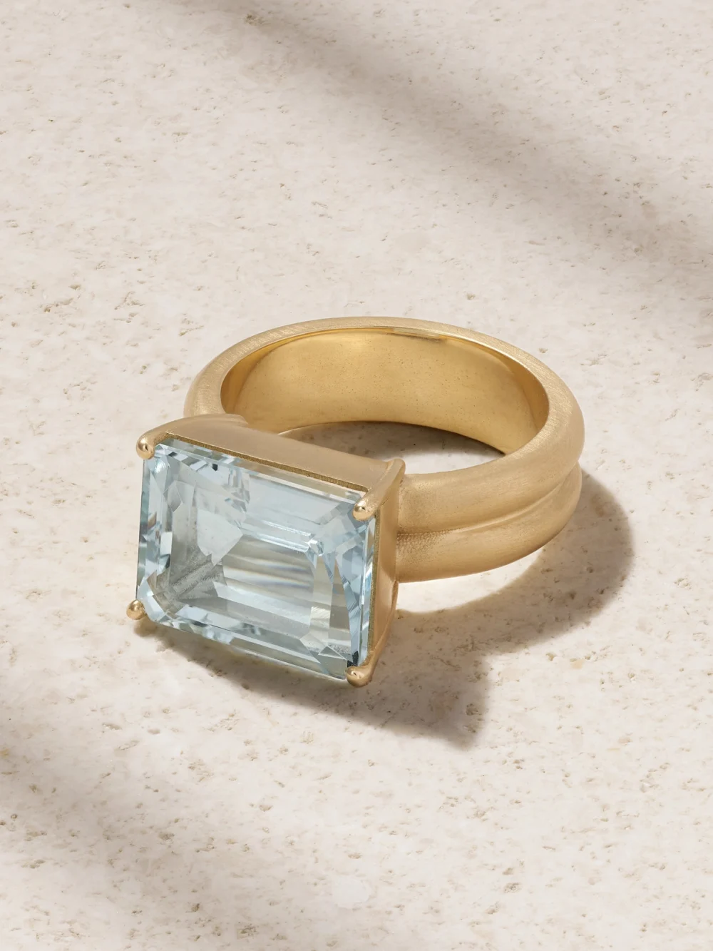Irene Neuwirth Gemmy Gem 18-karat Gold Aquamarine Ring in 6 3/4