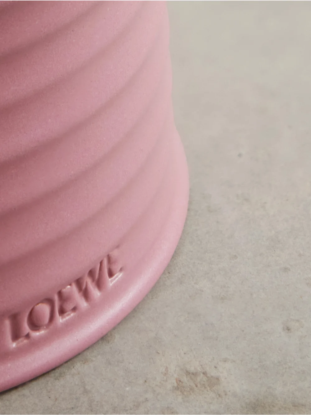Close-up detail of the Loewe Perfumes Ivy Medium Scented Candle, 610g