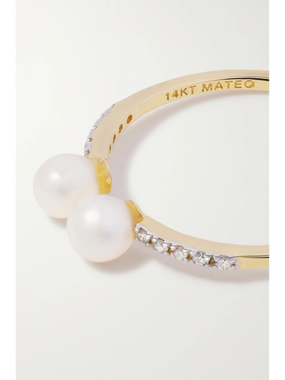 Close-up detail of the Mateo 14-karat Gold, Pearl and Diamond Ring