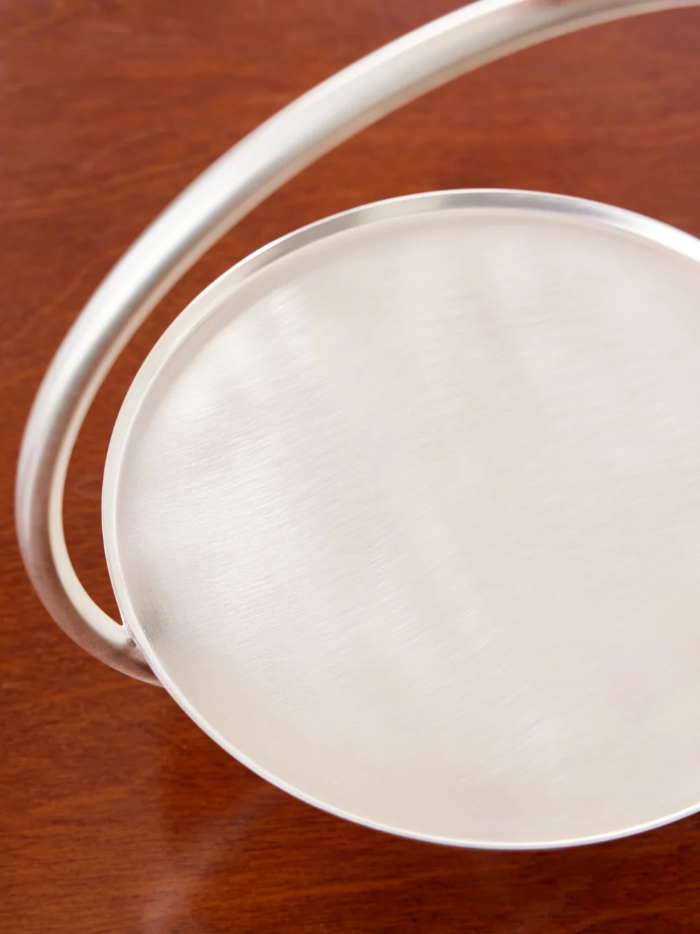 Close-up detail of the Natalia Criado Redonda Silver-plated and Stone Cake Stand