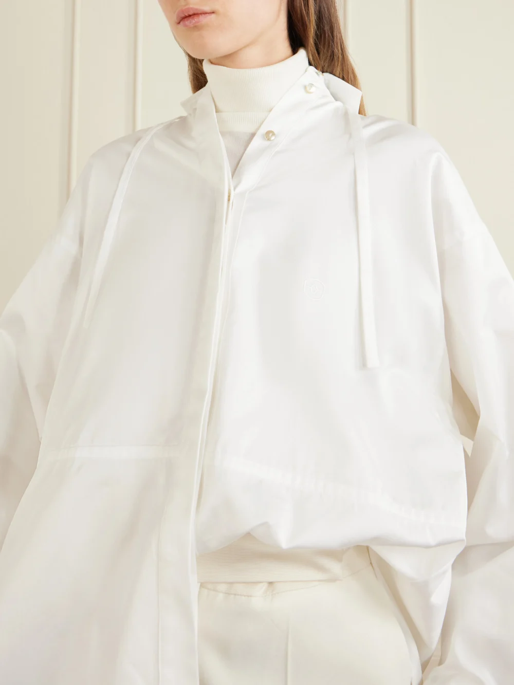 Close-up detail of the Rùadh Dune Tie-detailed Cotton-sateen Shirt
