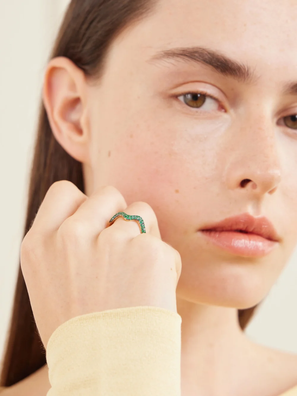 Shay Wave 18-karat Gold, Emerald and Diamond Ring, styled view