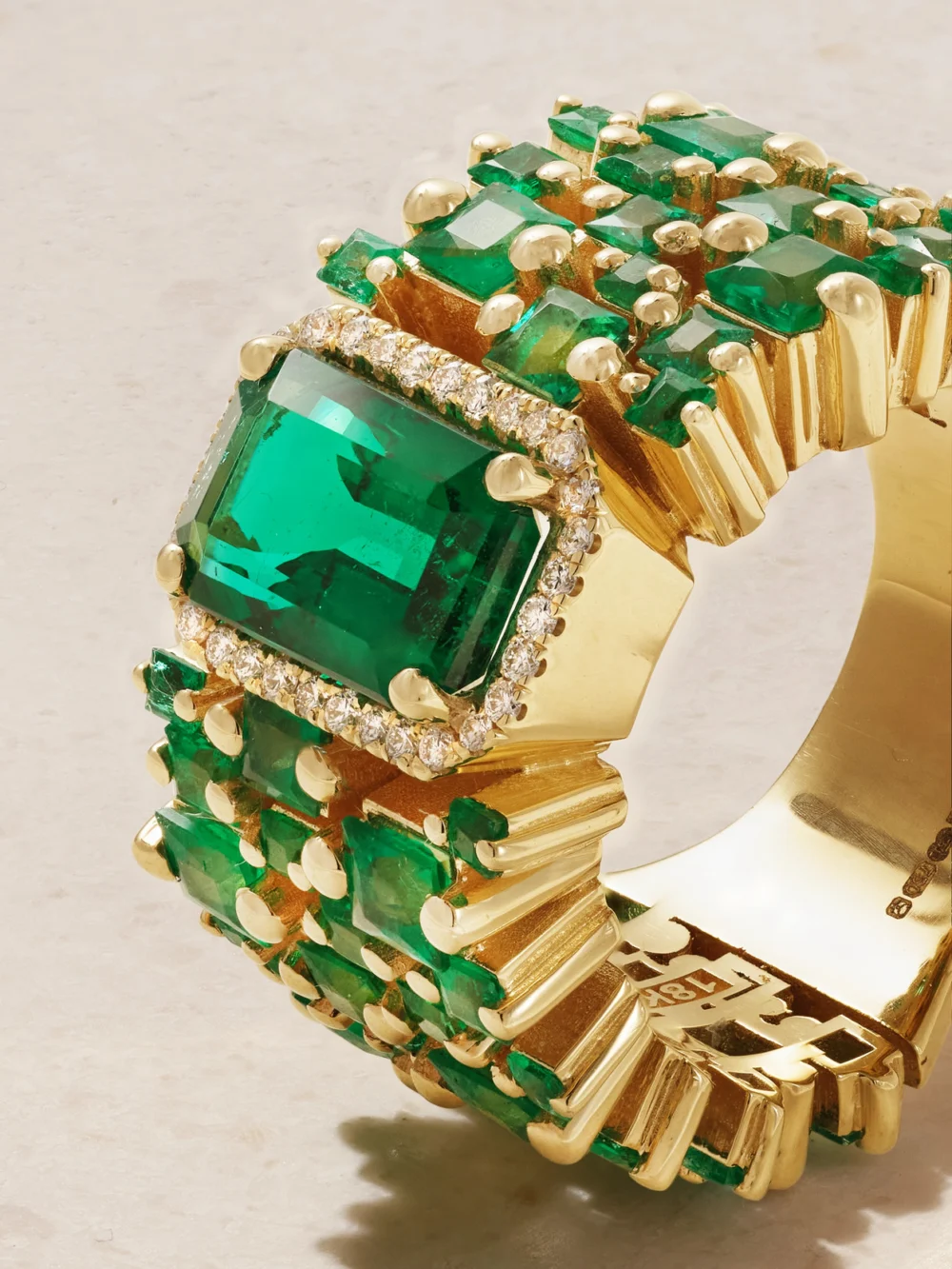 Close-up detail of the Suzanne Kalan 18-karat Gold, Emerald and Diamond Ring