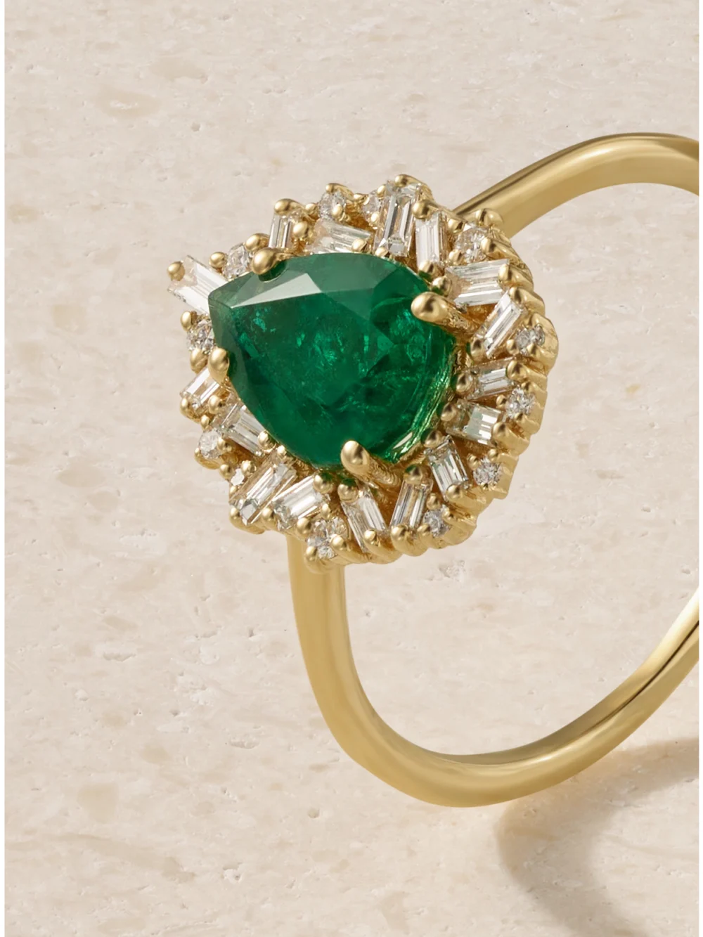 Close-up detail of the Suzanne Kalan 18-karat Gold, Emerald and Diamond Ring