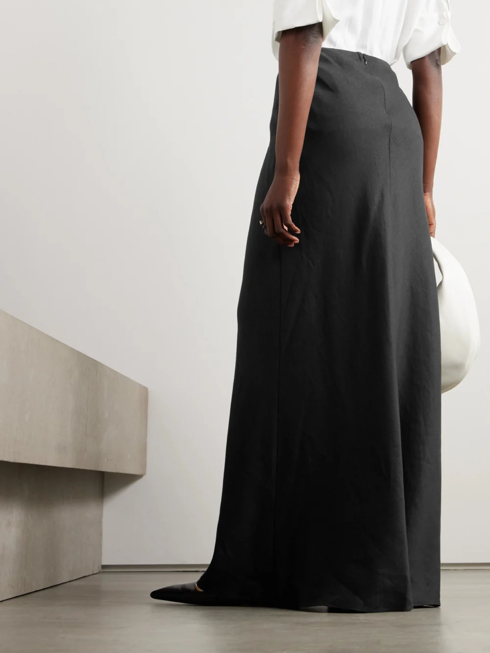 Back view of the Theory Linen-blend Twill Maxi Skirt