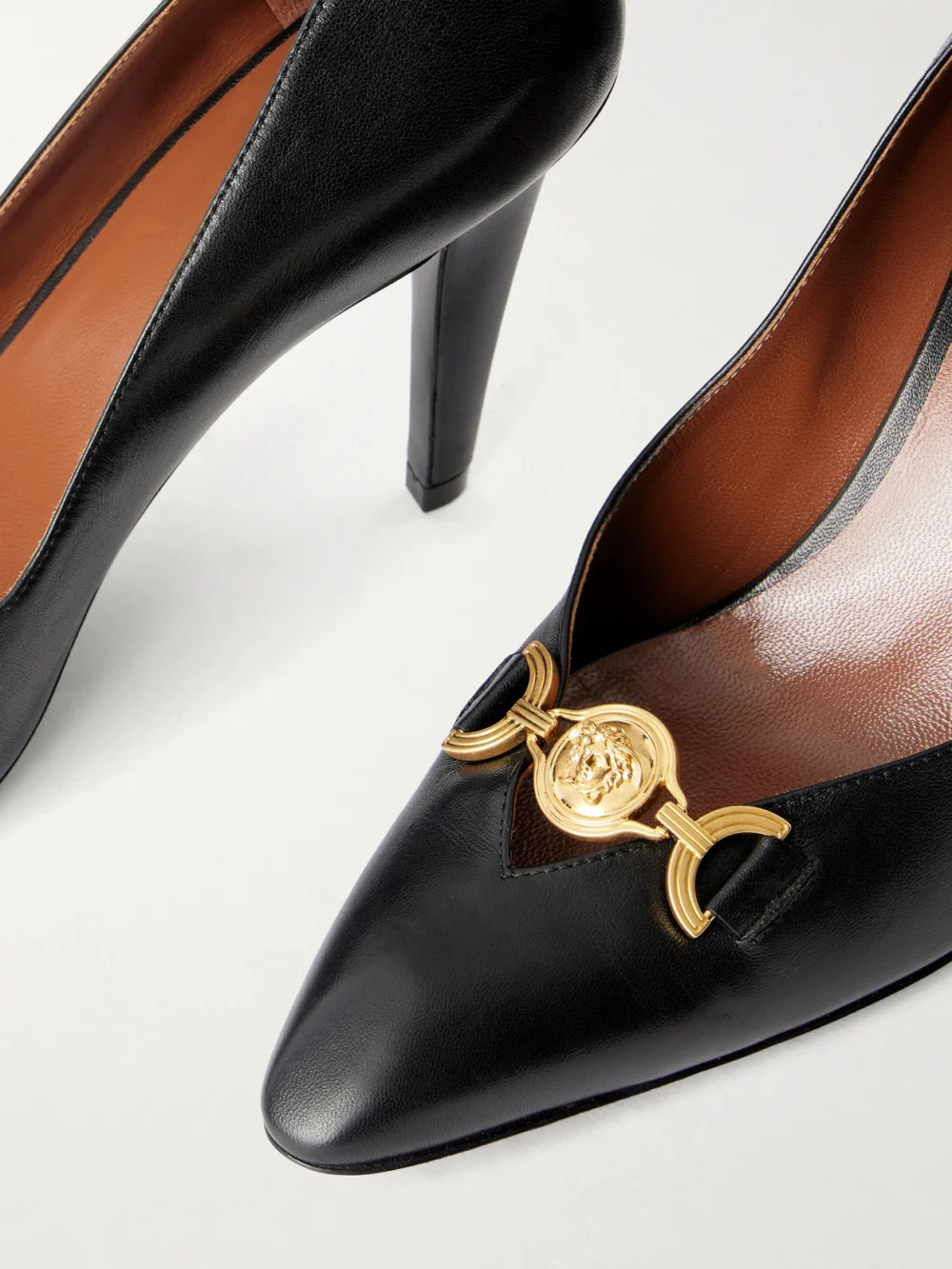 Close-up detail of the Versace Clelia 90 Medusa-embellished Leather Pumps