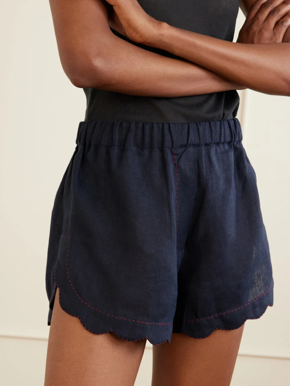 Close-up detail of the Vita Kin Gatsby Scalloped Broderie Anglaise-trimmed Linen Shorts