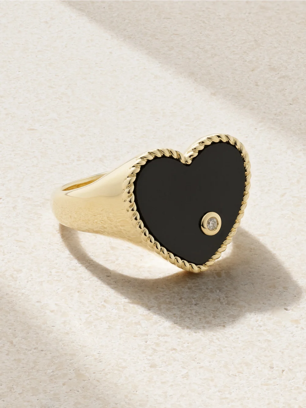 Yvonne Léon Chevalière Coeur 9-karat Gold, Onyx and Diamond Ring in black