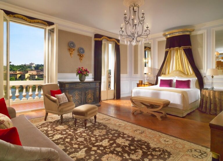 A suite with a view of the Arno