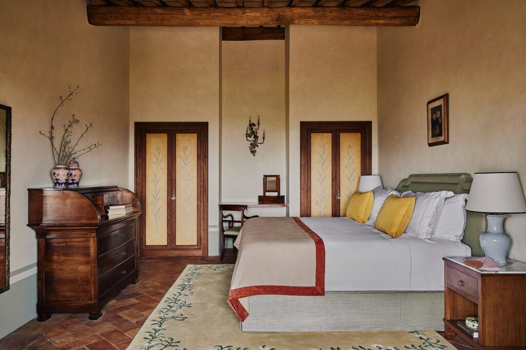 Suites, photograph 1
