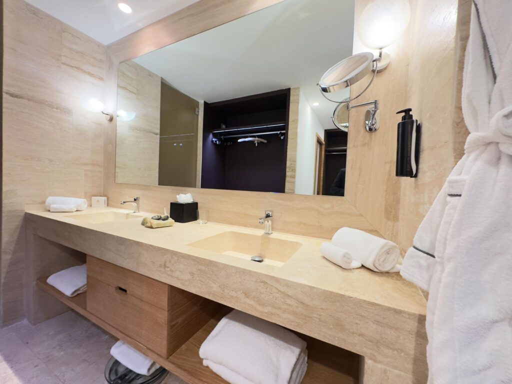 Grand Suite with 2 Bedrooms, photograph 4