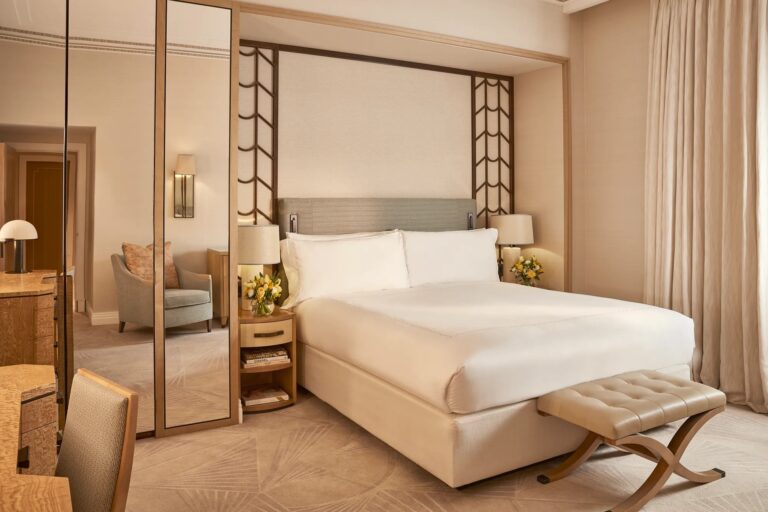 A Superior Room in Art Deco style with a mirrored wardrobe and a king-size bed, Claridge's