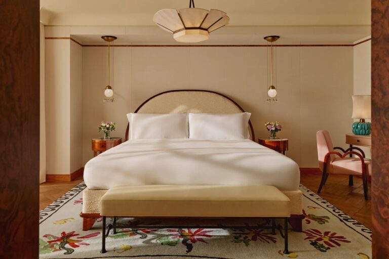 A bedroom in The Mews Terrace with a curved headboard and a patterned rug, Claridge's