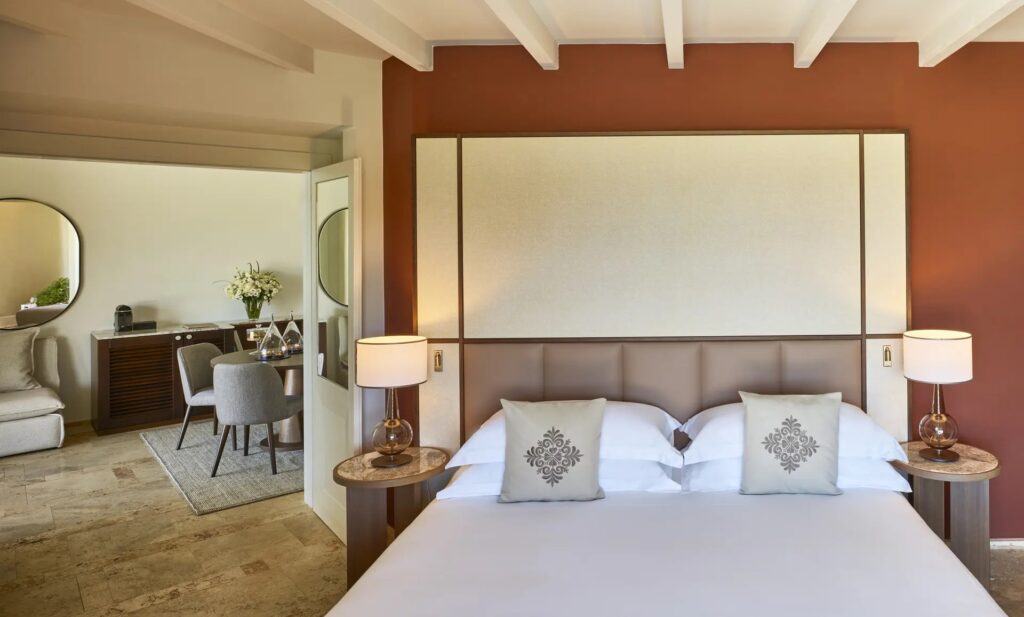 King Deluxe Suite with Sea View (Tholos), photograph 1