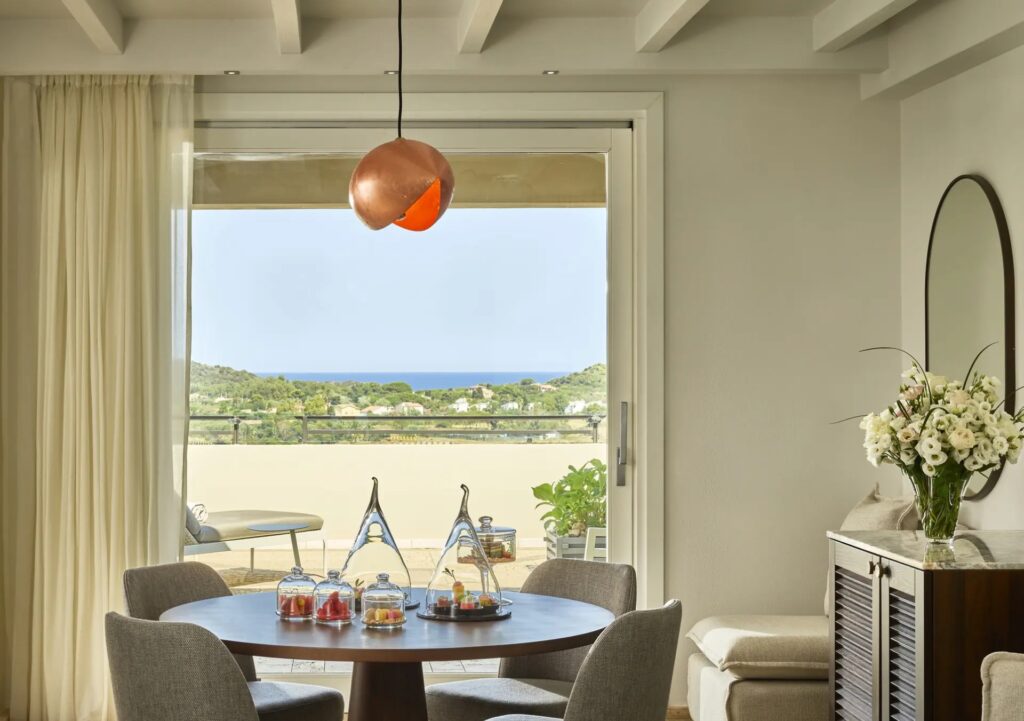 King Deluxe Suite with Sea View (Tholos), photograph 2