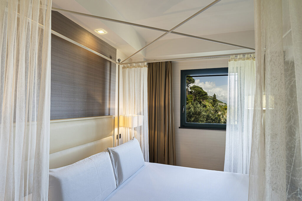 Seiren Suite, photograph 1