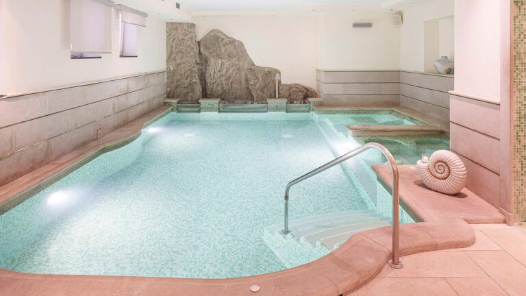 The heated indoor pool and Jacuzzi of the Thalea SPA, Hotel Raito