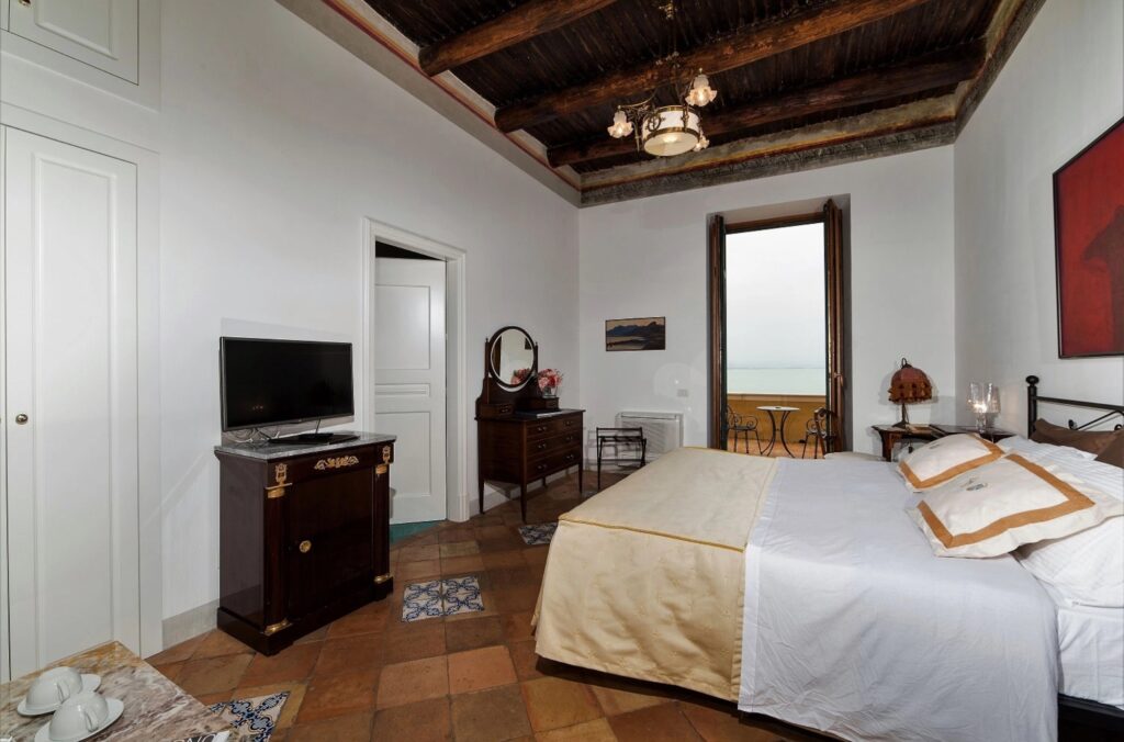 Deluxe rooms, photograph 1