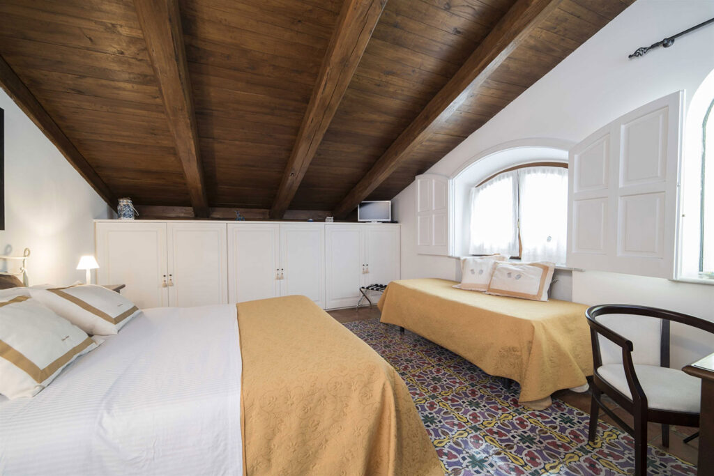 Standard room, photograph 2