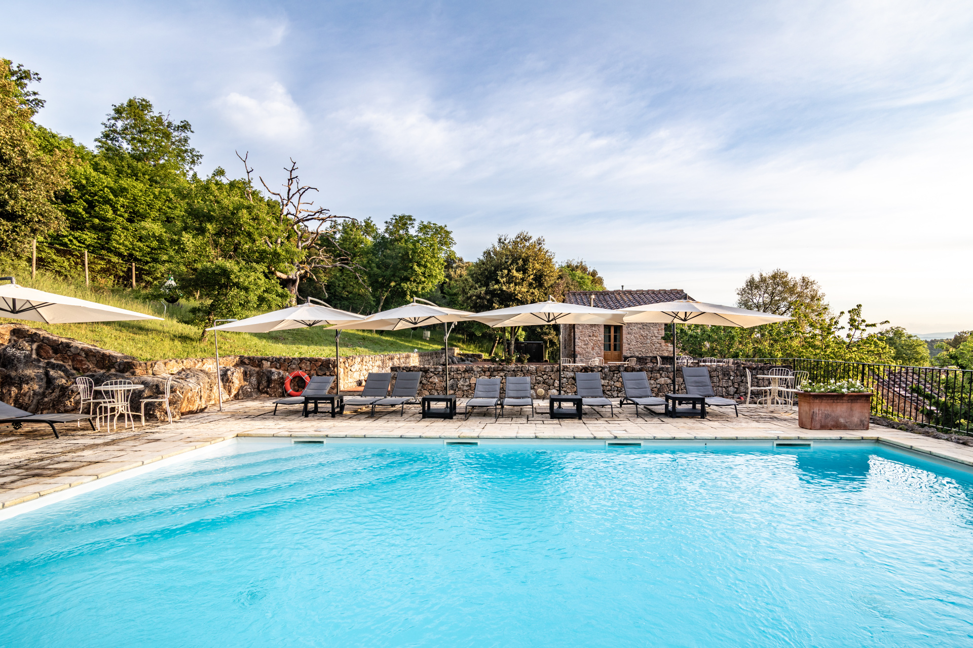 The day-after pool lunch in Tuscany: venues and what to ask