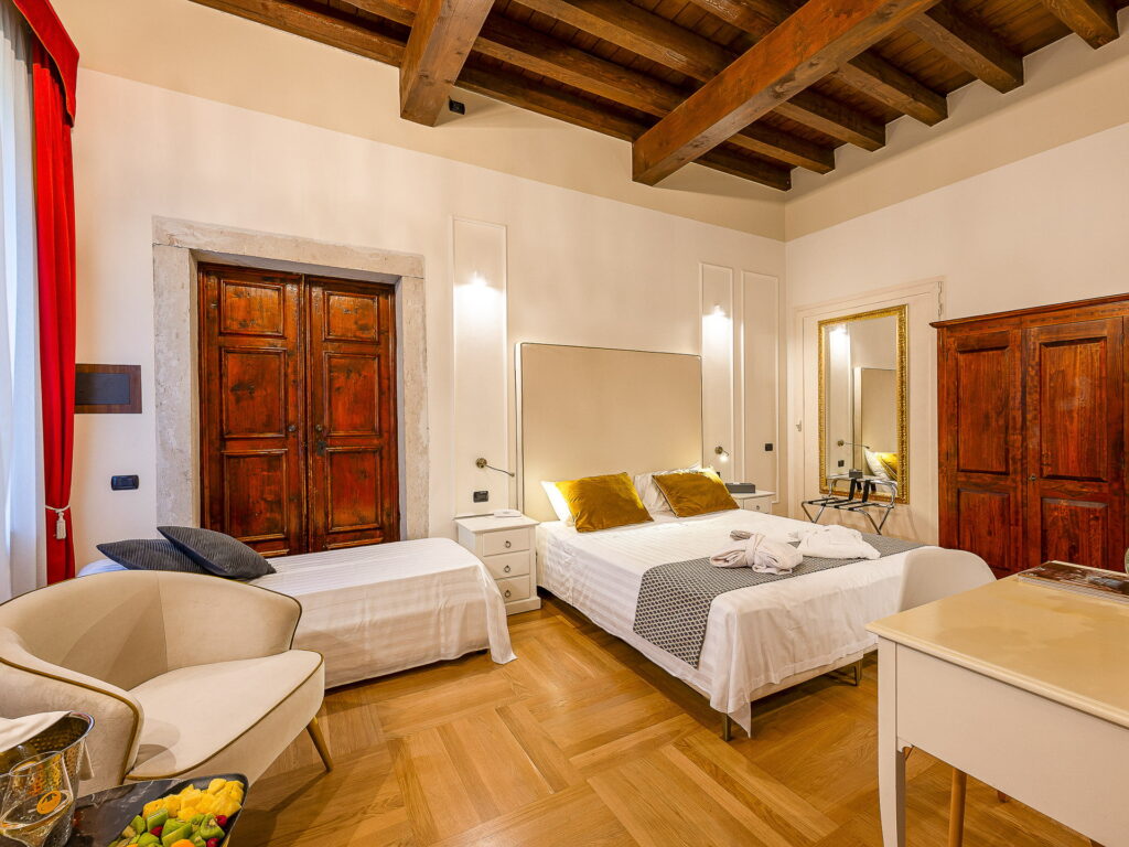 Junior Suite Deluxe, photograph 2