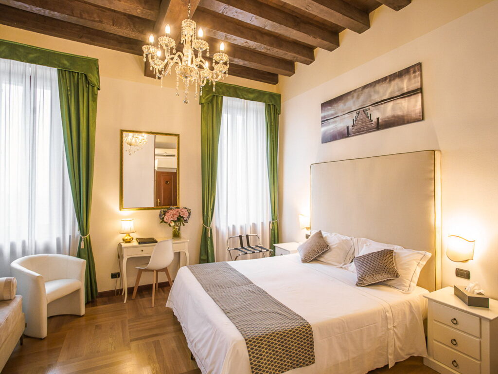Junior Suite Deluxe, photograph 3
