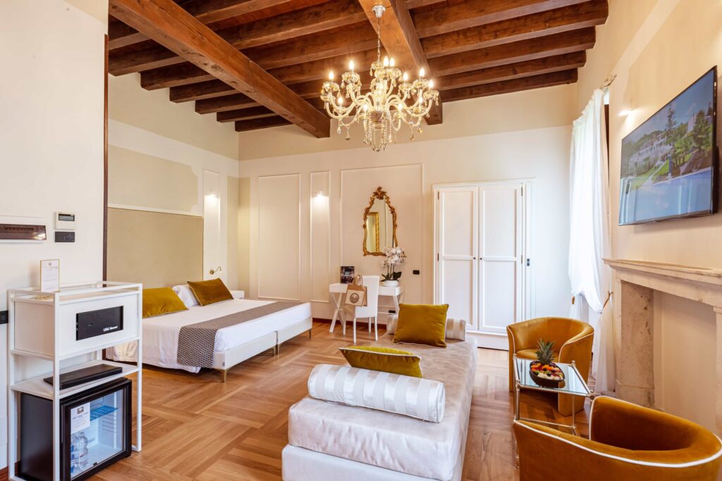 Suite with Jacuzzi, photograph 3