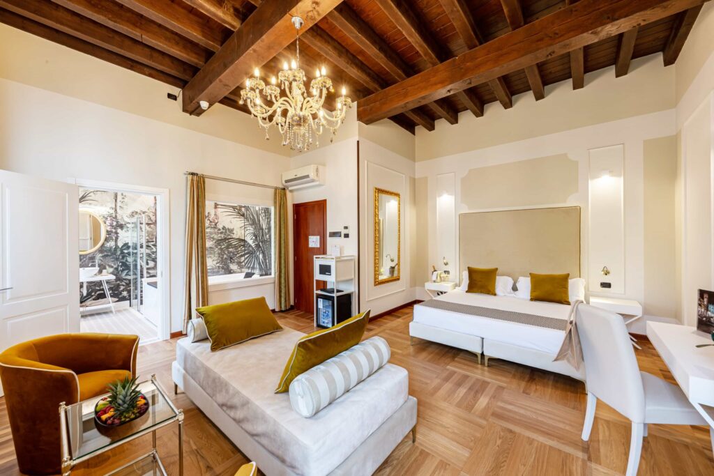Suite with Jacuzzi, photograph 1