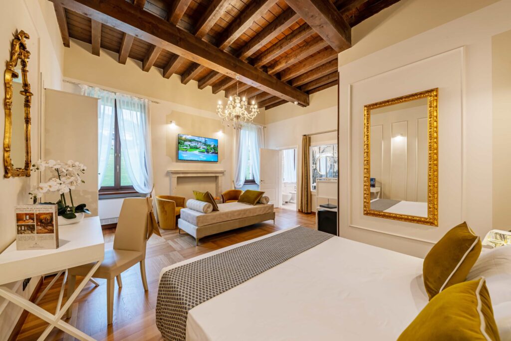 Suite with Jacuzzi, photograph 2