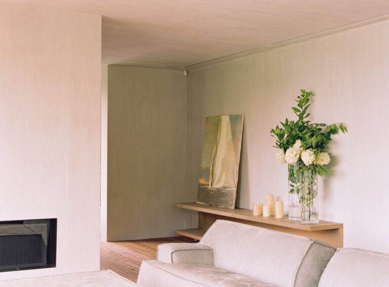 Sitting room with a fireplace, sofa and a painting on the shelf, Villa Nascosta