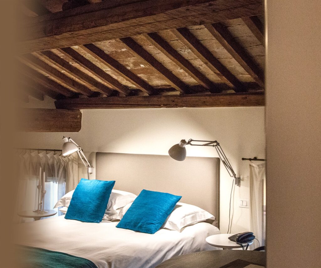 Deluxe room, photograph 1
