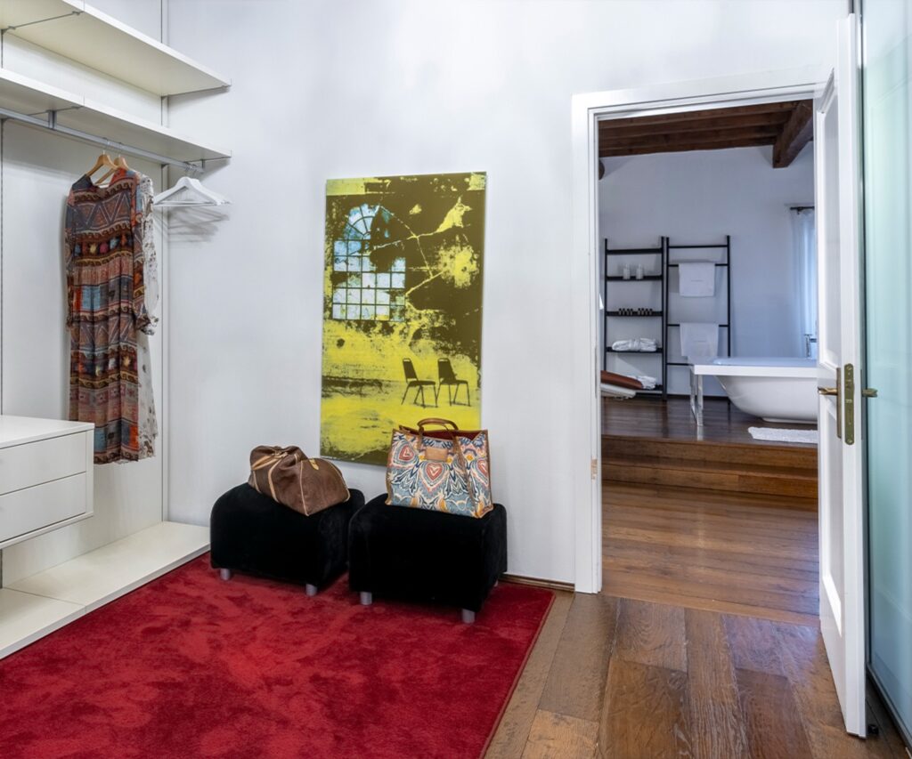 Deluxe Suite, photograph 3