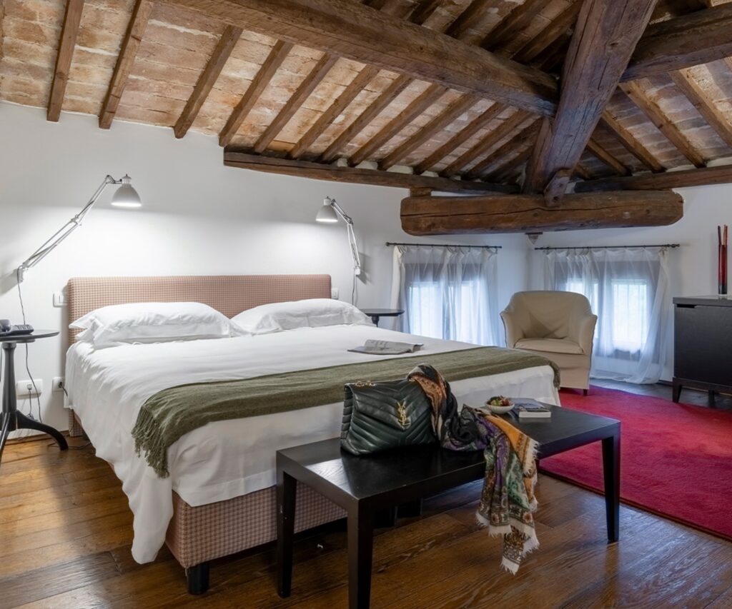 Deluxe Suite, photograph 1