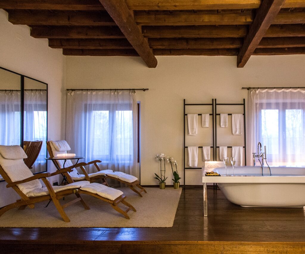 Deluxe Suite, photograph 2