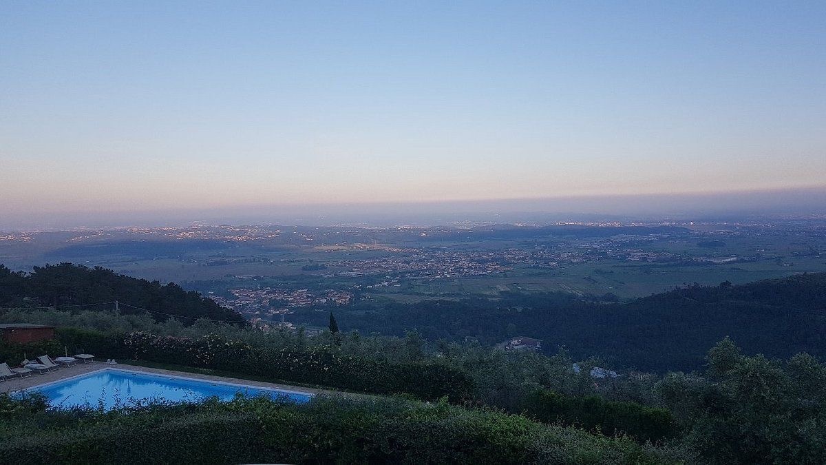 The Infinity Pool and the Valley, Agriturismo Cima alla Serra