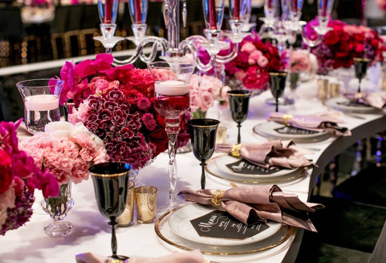 Table in magenta and pink roses with black glassware and gold details, Aliana Events