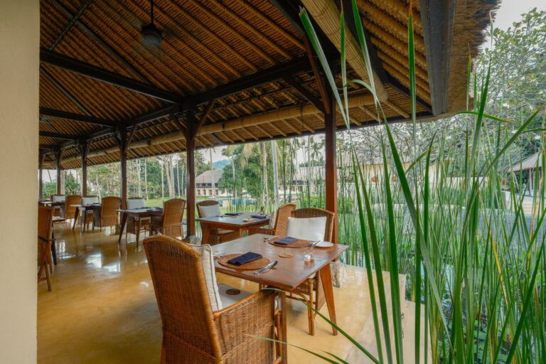 The open-sided dining room at Seasalt, Alila Manggis