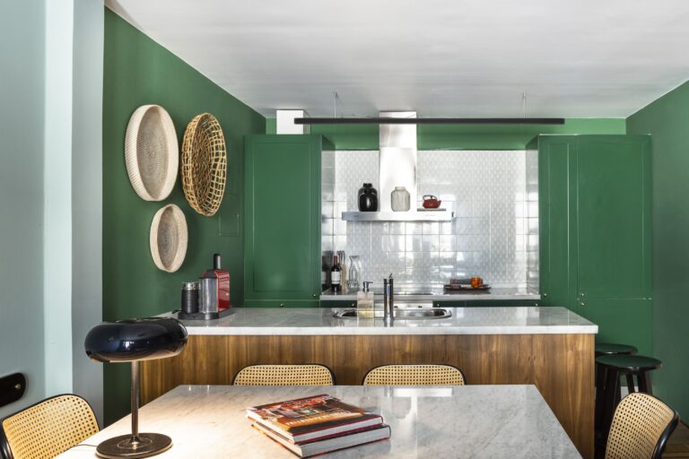 Open-plan kitchen with green walls and a marble counter, Alvear Design Guest House