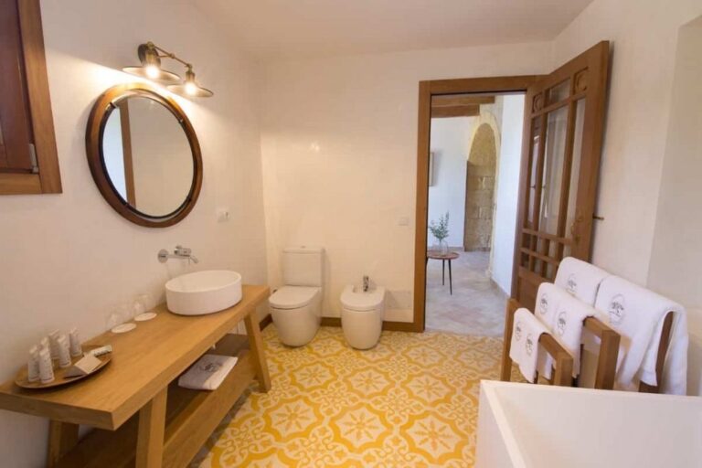 An ensuite bathroom in the estate, Amagatay Menorca