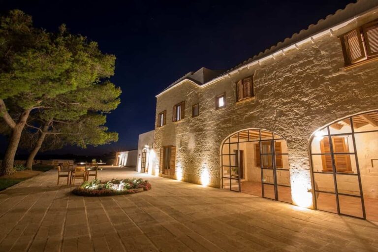 Amagatay lit at night, in the countryside, Amagatay Menorca